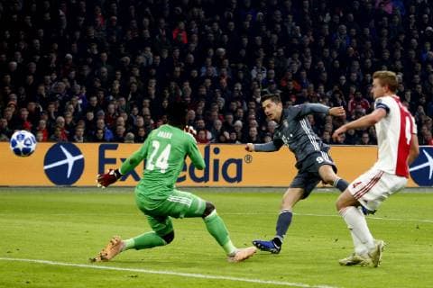 (L-R), Andre Onana of Ajax, Robert Lewandowski of Bayern Munchen, Matthijs de Ligt of Ajax during the UEFA Champions League group E match between Ajax Amsterdam and Bayern Munich at the Johan Cruijff Arena on December 12, 2018 in Amsterdam, The Netherlands UEFA Champions League 2018 2019 xVIxVIxImagesx xJeroenxPutmansxIVx 13054355