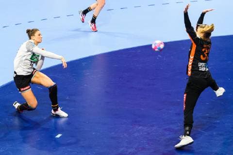 181212 Julia Behnke of Germany and Goalkeeper Tess Wester of Netherlands during the EHF European WomenÕs Handball Championship match between Netherlands Germany on December 11 2018 in Nancy Photo Fredrik Varfjell BILDBYR u0081N kod FV 150186, detectedSourceLanguage  Copyright: FREDRIKxVARFJELL BB181212FV087