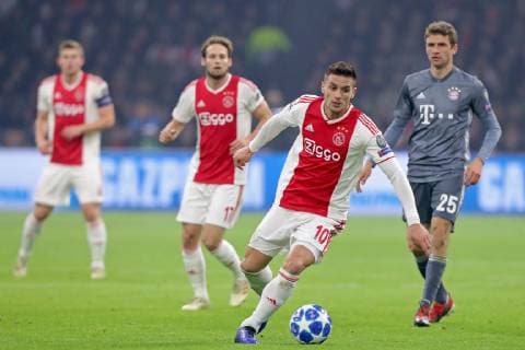 AMSTERDAM, Ajax - Bayern Munchen, football, Champions League Season 2018 2019, 12-12-2018, Johan Cruijff Arena . Ajax player Dusan Tadic (C) and Bayern Munchen player Thomas Muller (R) during the game Ajax - Bayern . Ajax - Bayern  x2685355x