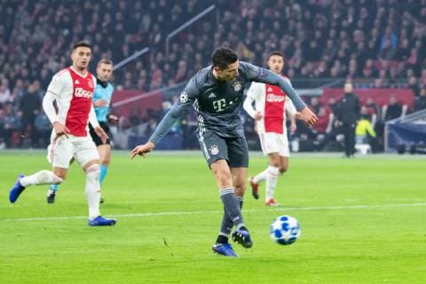 12 12 2018 xkvx Football UEFA Champions League Ajax Amsterdam FC Bayern Muenchen emspor v l Goal scored Goal to 0 1 by Robert Lewandowski FCB FC Bayern Muenchen DFL DFB REGULATIONS PROHIBIT ANY USE OF PHOTOGRAPHS as IMAGE SEQUENCES and or QUASI VIDEO Amsterdam