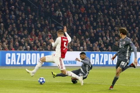 (L-R), Maximilian Wober of Ajax, Serge Gnabry of Bayern Munchen, Thomas Muller of Bayern Munchen during the UEFA Champions League group E match between Ajax Amsterdam and Bayern Munich at the Johan Cruijff Arena on December 12, 2018 in Amsterdam, The Netherlands UEFA Champions League 2018 2019 xVIxVIxImagesx xJeroenxPutmansxIVx 13054357