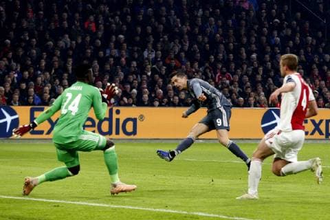 (L-R), Andre Onana of Ajax, Robert Lewandowski of Bayern Munchen, Matthijs de Ligt of Ajax during the UEFA Champions League group E match between Ajax Amsterdam and Bayern Munich at the Johan Cruijff Arena on December 12, 2018 in Amsterdam, The Netherlands UEFA Champions League 2018 2019 xVIxVIxImagesx xJeroenxPutmansxIVx 13054376