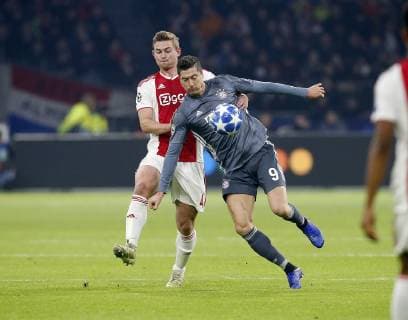 V left Matthijs de Light Ajax Robert Lewandowski Bayern Ajax Amsterdam FC Bayern Munich Amsterdam NLD 12 12 2018 Football Champions League 2018 2019