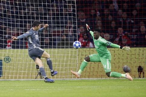 Big chance for Robert Lewandowski Bayern left to 2 0 for Munich but Andre Onana Ajax holds Ajax Amsterdam FC Bayern Munich Amsterdam NLD 12 12 2018 Football Champions League 2018 2019