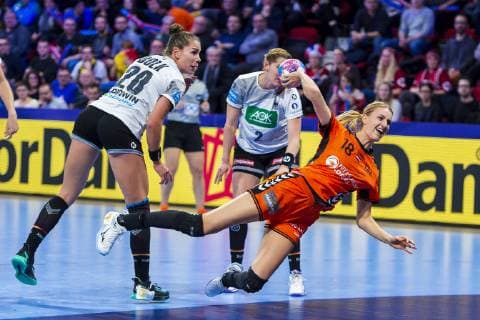 Handball Women EM Netherlands Germany Main Round Group 2 3 Matchday at Palais des Sports v li Emily Boelk Bölk Germany Thueringer HC Marlene Zapf Germany Metzingen Kelly Dulfer Netherlands Nancy Palais des Sports Jean Weille France