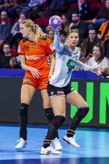 Handball Women EM Netherlands Germany Main Round Group 2 3 Matchday at the Palais des Sports v li Kelly Dulfer Netherlands Julia Behnke Germany Metzingen Nancy Palais des Sports Jean Weille France