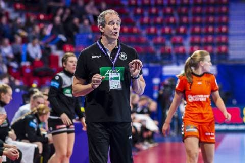 Handball Women EM Netherlands Germany Main Round Group 2 3 Matchday at the Palais des Sports Coach Henk Groener Germany gesture gesture gesture gesticulated Nancy Palais des Sports Jean Weille France