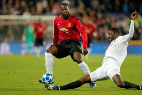 Valencia CF s Kondogbia (R) vies for the ball with Manchester s Marcos Rojo during a UEFA Champions League soccer match between Valencia CF and Manchester United ManU at Mestalla stadium in Valencia, Spain, 12 December 2018. Valencia CF vs Manchester United !ACHTUNG: NUR REDAKTIONELLE NUTZUNG!  Copyright: xManuelxBruquex GRAFCVA860 20181212-636802472847870559