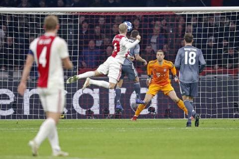 AMSTERDAM, Ajax - Bayern Munchen, football, Champions League Season 2018 2019, 12-12-2018, Johan Cruijff Arena . Ajax player Donny van de Beek header chance during the game Ajax - Bayern . Ajax - Bayern  x2685456x