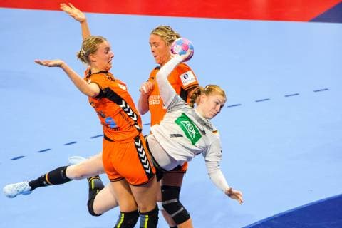 181212 Jessy Kramer and Kelly Dulfer of Netherlands in a duel with Meike Schmelzer of Germany during the EHF European WomenÕs Handball Championship match between Netherlands Germany on December 11 2018 in Nancy Photo Fredrik Varfjell BILDBYR u0081N kod FV 150186, detectedSourceLanguage  Copyright: FREDRIKxVARFJELL BB181212FV090