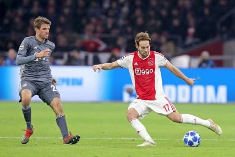 AMSTERDAM, Ajax - Bayern Munchen, football, Champions League Season 2018 2019, 12-12-2018, Johan Cruijff Arena . Bayern Munchen player Thomas Muller (L) and Ajax player Daley Blind (R) during the game Ajax - Bayern . Ajax - Bayern  x2685585x