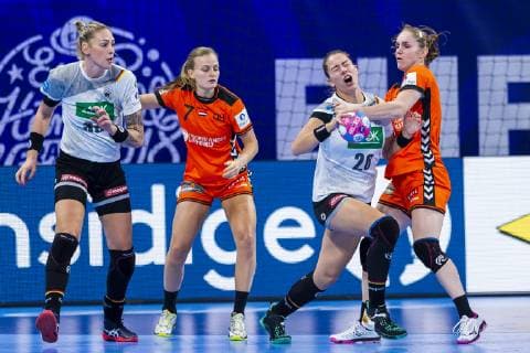 Handball Women European Championship Netherlands Germany Main Round Group 2 3 Matchday at the Palais des Sports v li Luisa Schulze Germany Bietigheim Debbie Bont Netherlands Emily Boelk Bölk Germany Thueringer HC Laura van der Heijden Netherlands Bietigheim Nancy Palais des Sports Jean Weille France