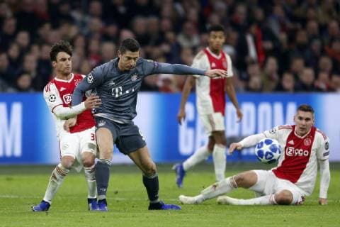 (L-R), Nicolas Alejandro Tagliafico of Ajax, Robert Lewandowski of Bayern Munchen, Maximilian Wober of Ajax during the UEFA Champions League group E match between Ajax Amsterdam and Bayern Munich at the Johan Cruijff Arena on December 12, 2018 in Amsterdam, The Netherlands UEFA Champions League 2018 2019 xVIxVIxImagesx xJeroenxPutmansxIVx 13054565