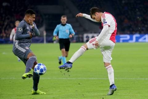 Serge Gnabry FC Bayern Muenchen 22 Nicolas Tagliafico AFC Ajax Amsterdam 31 Ajax Amsterdam vs. FC Bayern Muenchen Football Champions League Group Phase 12 12 2018 Ajax Amsterdam vs. FC Bayern Muenchen Football Champions League Group Phase 12 12 2018 Amsterdam Copyright: xLanger Eibner-Pressefotox EP_HLR