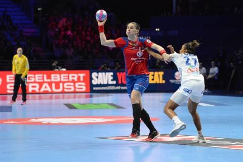 Estelle Nze Minko (France), Jovana Stoiljkovic (Serbie) HANDBALL : Serbie vs France- Euro feminin 2018 - 12 12 2018 RonanHoussin Panoramic 