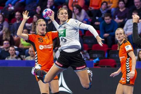 Handball Women EM Netherlands Germany Main Round Group 2 3 Matchday at the Palais des Sports v li Kelly Dulfer Netherlands Julia Behnke Germany Metzingen Nancy Palais des Sports Jean Weille France