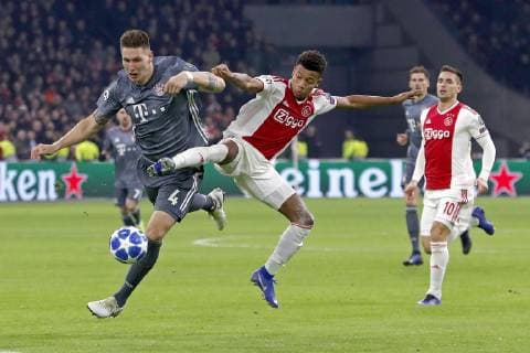 AMSTERDAM, Ajax - Bayern Munchen, football, Champions League Season 2018 2019, 12-12-2018, Johan Cruijff Arena . Bayern Munchen player Niklas Sule (L) and Ajax player David Neres (R) during the game Ajax - Bayern . Ajax - Bayern  x2685772x