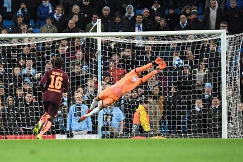 12 12 2018 xmeix Soccer UEFA Champions League Manchester City FC TSG 1899 Hoffenheim emspor v l Leroy Sane Manchester City equalises 1 1 for Manchester against Oliver Baumann TSG 1899 Hoffenheim DFL DFB REGULATIONS PROHIBIT ANY USE OF PHOTOGRAPHS as IMAGE SEQUENCES and or QUASI VIDEO Manchester prio:1