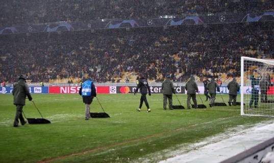 Workers remove snow from the pitch before the UEFA Champions League Group F Matchday 6 game between FC Shakhtar Donetsk and Olympique Lyonnais (Lyon) at the NSC Olimpiyskiy, Kyiv, capital of Ukraine, December 12, 2018. Ukrinform. UCL: Shakhtar vs Lyon in Kyiv  Copyright: xPavlo_Bagmutx
