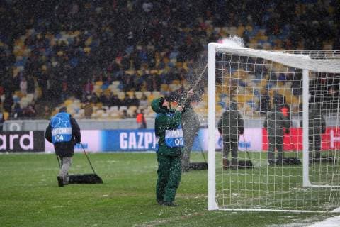 A worker dusts away snow from the crossbar before the UEFA Champions League Group F Matchday 6 game between FC Shakhtar Donetsk and Olympique Lyonnais (Lyon) at the NSC Olimpiyskiy, Kyiv, capital of Ukraine, December 12, 2018. Ukrinform. UCL: Shakhtar vs Lyon in Kyiv  Copyright: xPavlo_Bagmutx