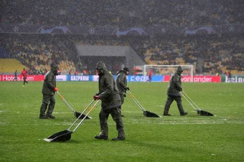 Workers remove snow from the pitch before the UEFA Champions League Group F Matchday 6 game between FC Shakhtar Donetsk and Olympique Lyonnais (Lyon) at the NSC Olimpiyskiy, Kyiv, capital of Ukraine, December 12, 2018. Ukrinform. UCL: Shakhtar vs Lyon in Kyiv  Copyright: xPavlo_Bagmutx