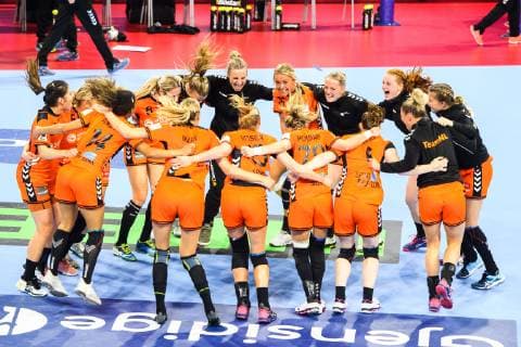 181212 Players of Netherlands celebrates after the EHF European WomenÕs Handball Championship match between Netherlands Germany on December 11 2018 in Nancy Photo Fredrik Varfjell BILDBYR u0081N kod FV 150186, detectedSourceLanguage  Copyright: FREDRIKxVARFJELL BB181212FV100