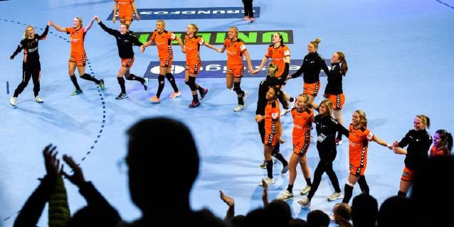 181212 Players of Netherlands celebrates after the EHF European WomenÕs Handball Championship match between Netherlands Germany on December 11 2018 in Nancy Photo Fredrik Varfjell BILDBYR u0081N kod FV 150186, detectedSourceLanguage  Copyright: FREDRIKxVARFJELL BB181212FV104