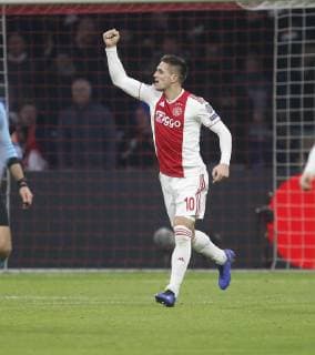 Goal celebration 1 1 Compensation Amsterdam Scorer Dusan Tadic Ajax Ajax Amsterdam FC Bayern Munich Amsterdam NLD 12 12 2018 Football Champions League 2018 2019