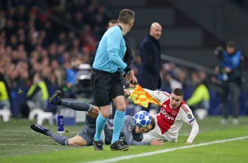 12 12 2018 Football UEFA Champions League 2018 2019 Group stage 6 matchday Ajax Amsterdam FC Bayern Munich at Johan Cruijff Arena Amsterdam L R Leon Goretzka Bayern Munich is being fouled by Maximilian Wöber Ajax Amsterdam DFL and DFB regulations prohibit any use of photographs as image sequences and or quasi video