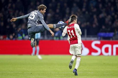 Sport Themen der Woche KW50 Sport Bilder des Tages AMSTERDAM, Ajax - Bayern Munchen, football, Champions League Season 2018 2019, 12-12-2018, Johan Cruijff Arena . Bayern Munchen player Thomas Muller (L) with an karate kick to Ajax player Nicolas Tagliafico (R) during the game Ajax - Bayern . Ajax - Bayern  x2685831x