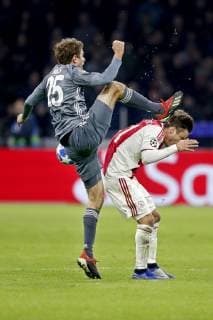 AMSTERDAM, Ajax - Bayern Munchen, football, Champions League Season 2018 2019, 12-12-2018, Johan Cruijff Arena . Bayern Munchen player Thomas Muller (L) with an karate kick to Ajax player Nicolas Tagliafico (R) during the game Ajax - Bayern . Ajax - Bayern  x2685833x