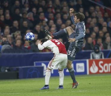 For this foul on Nicolas Tagliafico Ajax left Thomas Müller Bayern gets the red card Ajax Amsterdam FC Bayern München Amsterdam NLD 12 12 2018 Football Champions League 2018 2019