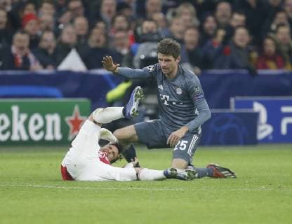 For this foul on Nicolas Tagliafico Ajax left Thomas Müller Bayern gets the red card Ajax Amsterdam FC Bayern München Amsterdam NLD 12 12 2018 Football Champions League 2018 2019