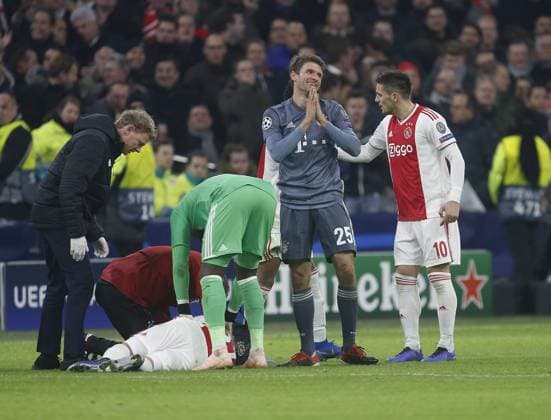 After his foul on Nicolas Tagliafico Ajax on the ground, Thomas Müller looks at Bayern 2 from the right pleading with referee Clement Turpin to show him the red card Ajax Amsterdam FC Bayern Munich Amsterdam NLD 12 12 2018 Football Champions League 2018 2019