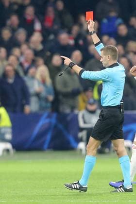 Referee Clement Turpin France shows Thomas Mueller FC Bayern Muenchen 25 not in picture the red card Ajax Amsterdam vs. FC Bayern Muenchen Football Champions League Group Phase 12 12 2018 Ajax Amsterdam vs. FC Bayern Muenchen Football Champions League Group Phase 12 12 2018 Amsterdam Copyright: xLanger Eibner-Pressefotox EP_HLR
