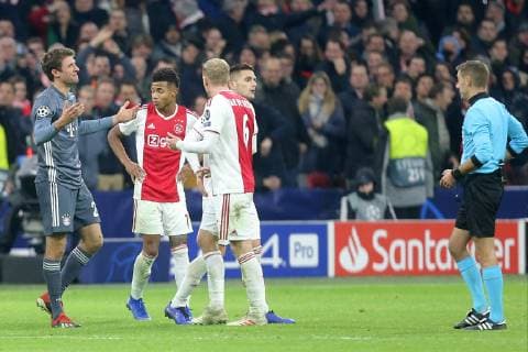 Thomas Mueller FC Bayern Muenchen 25 after red card Ajax Amsterdam vs. FC Bayern Muenchen Football Champions League Group Phase 12 12 2018 Ajax Amsterdam vs. FC Bayern Muenchen Football Champions League Group Phase 12 12 2018 Amsterdam Copyright: xLanger Eibner-Pressefotox EP_HLR