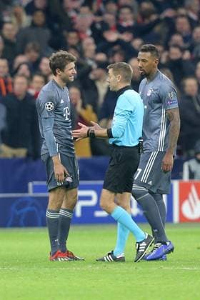 Thomas Mueller FC Bayern Muenchen 25 after red card right referee Clement Turpin France Ajax Amsterdam vs FC Bayern Muenchen Football Champions League Group Phase 12 12 2018 Ajax Amsterdam vs FC Bayern Muenchen Football Champions League Group Phase 12 12 2018 Amsterdam Copyright: xLanger Eibner-Pressefotox EP_HLR