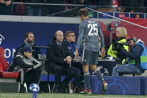 Thomas Mueller FC Bayern Muenchen 25 leaves the interior after the red card Ajax Amsterdam vs. FC Bayern Muenchen Football Champions League Group Phase 12 12 2018 Ajax Amsterdam vs. FC Bayern Muenchen Football Champions League Group Phase 12 12 2018 Amsterdam Copyright: xLanger Eibner-Pressefotox EP_HLR