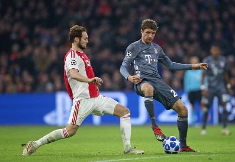 12 12 2018 Football UEFA Champions League 2018 2019 Group stage 6 Matchday Ajax Amsterdam FC Bayern Munich at Johan Cruijff Arena Amsterdam L R Daley Blind Ajax Amsterdam vs. Thomas Müller Bayern Munich DFL and DFB regulations prohibit any use of photographs as image sequences and or quasi video