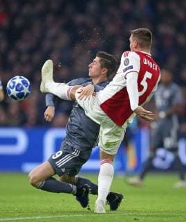 12 12 2018 Football UEFA Champions League 2018 2019 Group stage 6 Matchday Ajax Amsterdam FC Bayern Munich at Johan Cruijff Arena Amsterdam L R Robert Lewandowski Bayern Munich vs. Maximilian Wöber Ajax Amsterdam DFL and DFB regulations prohibit any use of photographs as image sequences and or quasi video