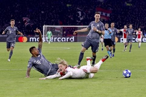 AMSTERDAM, Ajax - Bayern Munchen, football, Champions League Season 2018 2019, 12-12-2018, Johan Cruijff Arena . Penalty for Ajax after Bayern Munchen player Jerome Boateng (L) tackles Ajax player Kasper Dolberg (R) during the game Ajax - Bayern . Ajax - Bayern  x2685927x