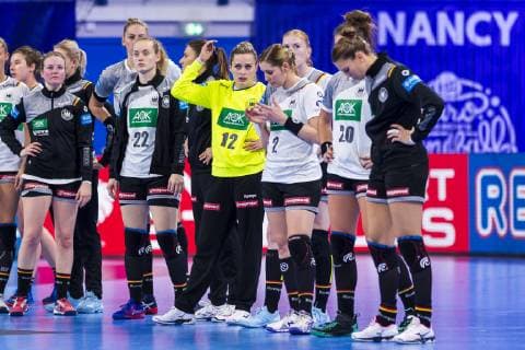 Handball Women European Championship Netherlands Germany Main Round Group 2 3 Matchday at the Palais des Sports the team of Germany dissatisfied disappointed disappointed down frustrated frustrated Nancy Palais des Sports Jean Weille France