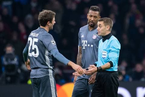 12 12 2018 xkvx Football UEFA Champions League Ajax Amsterdam FC Bayern Muenchen emspor v l Red card for red card for sending-off Game Misconduct Thomas Mueller FCB FC Bayern Muenchen after foul an Nicolas Tagliafico Ajax Amsterdam DFL DFB REGULATIONS PROHIBIT ANY USE OF PHOTOGRAPHS as IMAGE SEQUENCES and or QUASI VIDEO Amsterdam