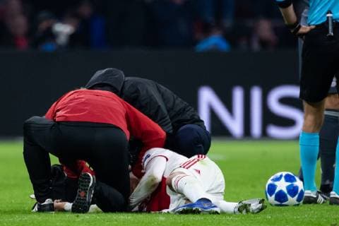 12 12 2018 xkvx Football UEFA Champions League Ajax Amsterdam FC Bayern Muenchen emspor v l Red card for red card for sending-off Game Misconduct Thomas Mueller FCB FC Bayern Muenchen after foul an Nicolas Tagliafico Ajax Amsterdam DFL DFB REGULATIONS PROHIBIT ANY USE OF PHOTOGRAPHS as IMAGE SEQUENCES and or QUASI VIDEO Amsterdam