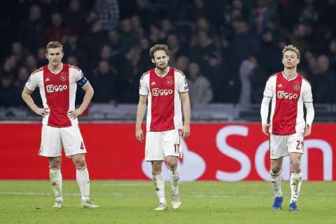 AMSTERDAM, Ajax - Bayern Munchen, football, Champions League Season 2018 2019, 12-12-2018, Johan Cruijff Arena . Ajax player Matthijs de Ligt (L) Ajax player Daley Blind (C) and Ajax player Frenkie de Jong (R) dejected during the game Ajax - Bayern . Ajax - Bayern  x2685987x