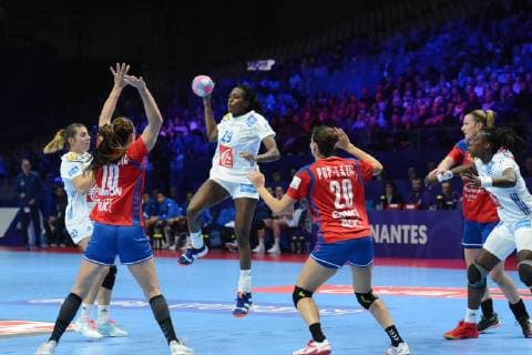 Gnonsiane Niombla (France), Sladana Pop-Lazic (Serbie) HANDBALL : Serbie vs France- Euro feminin 2018 - 12 12 2018 RonanHoussin Panoramic 