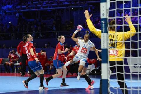 Estelle Nze Minko (France) HANDBALL : Serbie vs France- Euro feminin 2018 - 12 12 2018 RonanHoussin Panoramic 