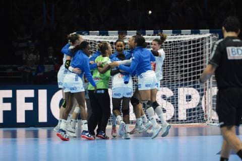 Joie equipe France HANDBALL : Serbie vs France- Euro feminin 2018 - 12 12 2018 RonanHoussin Panoramic 