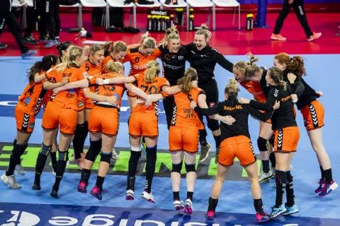 181212 The players of Netherlands celebrate after the EHF European Women?s Handball Championship match between Netherlands Germany on December 11 2018 in Nancy Photo Fredrik Varfjell BILDBYRAN kod FV 150186, detectedSourceLanguage  Copyright: FREDRIKxVARFJELL BB181212FV109