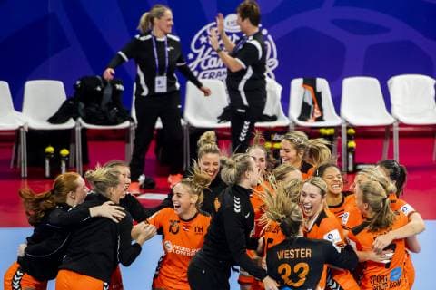 181212 The players of Netherlands celebrate after the EHF European Women?s Handball Championship match between Netherlands Germany on December 11 2018 in Nancy Photo Fredrik Varfjell BILDBYRAN kod FV 150186, detectedSourceLanguage  Copyright: FREDRIKxVARFJELL BB181212FV110